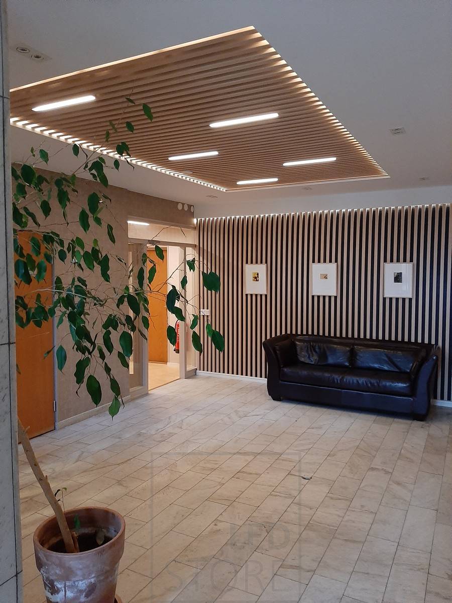 Un bello conjunto con tiras de Led, resaltando la cornisa. Las tiras Led proporcionan una iluminación directa hacia abajo y una iluminación ambiental indirecta desde los bordes. Ledstore.fi